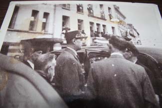 Général deGaulle devant la Mairie de Forges les eaux le 7 octobre 1944