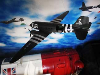 DC3 D-Day 1944 modele réduit maquette exposition Musée Forges les Eaux Résistance et déportation
